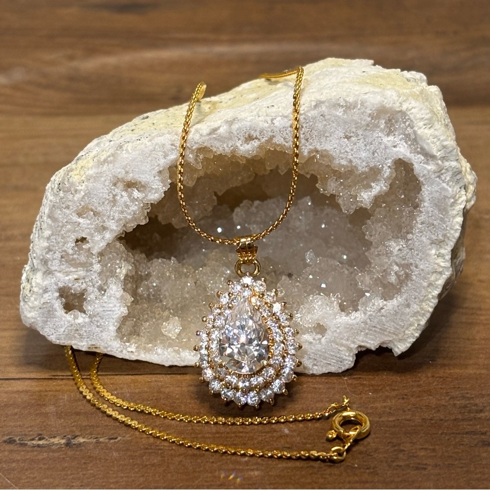 Fantastic Vintage Necklace, stunning layered crystal pendant